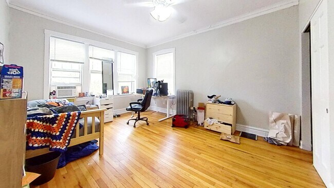 Interior Photo - 1331-41 W. Addison