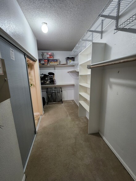 Building Photo - 929 Parker Dr