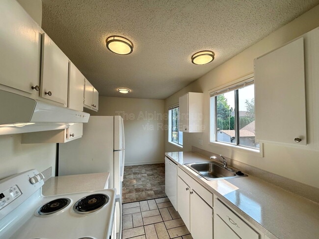 Building Photo - 6041 SW Valley Ave