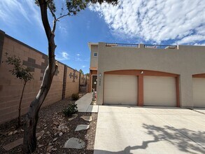 Building Photo - 7420 Tangerine Ct NE