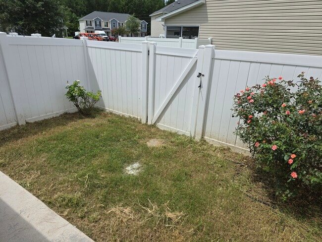 Enclosed backyard - 102 Glen Cannon Dr