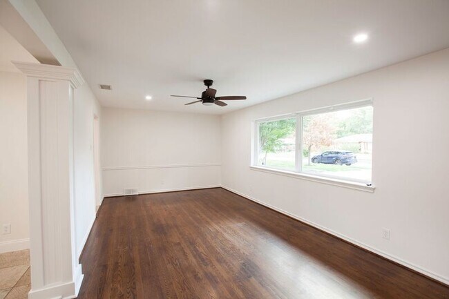 Building Photo - 10140 Shadyview Dr