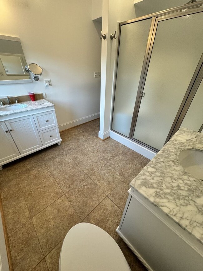 Building Photo - OAKLETTE