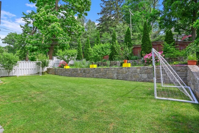 Building Photo - 80 Brookside Dr