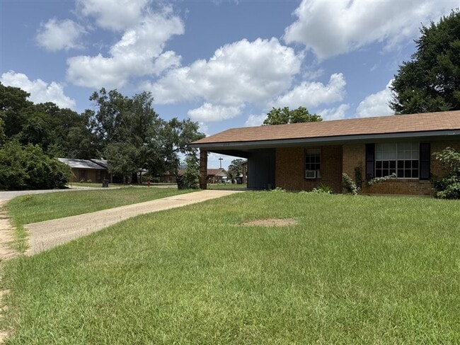 Building Photo - 2113 Meadowview Cir