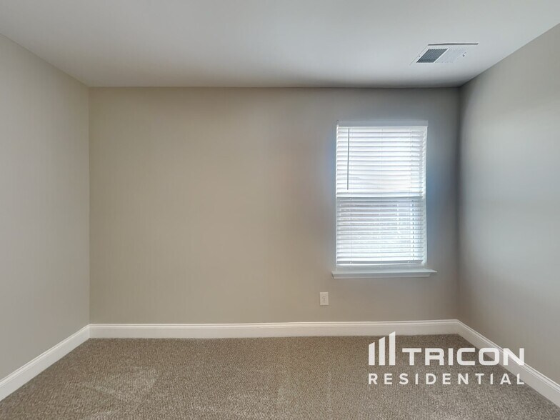 Building Photo - 1013 Wickshire Dr