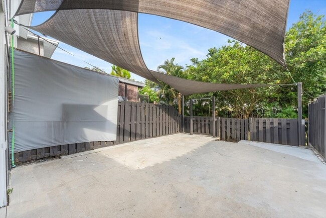 Building Photo - 850 Hill Dr