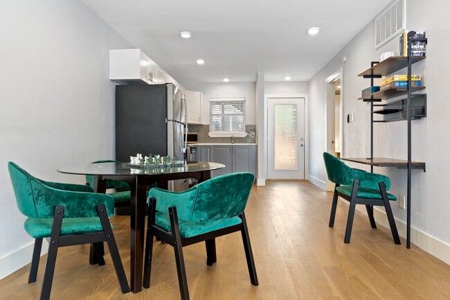 Building Photo - 909 Reinli St