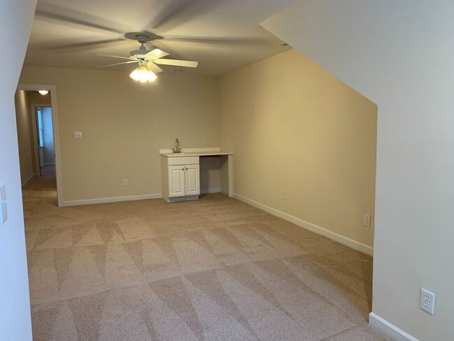 Building Photo - Large 3 Bed | 2.5 Bath Townhouse With Firs...