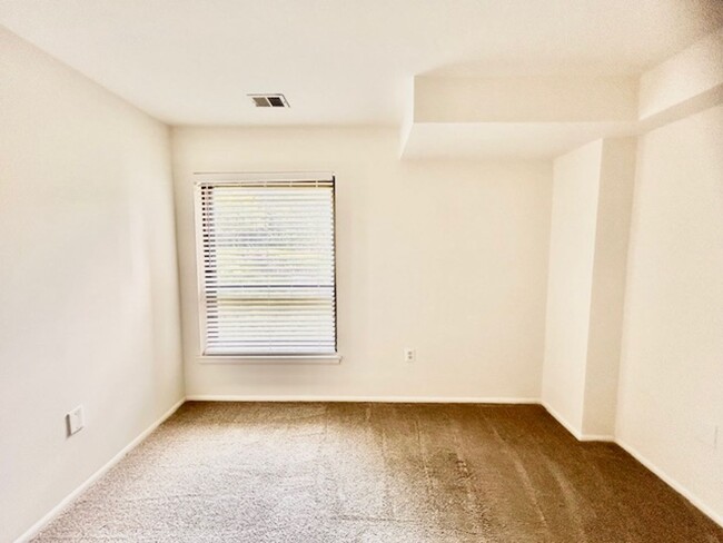 Building Photo - Welcome to your hidden Oasis!