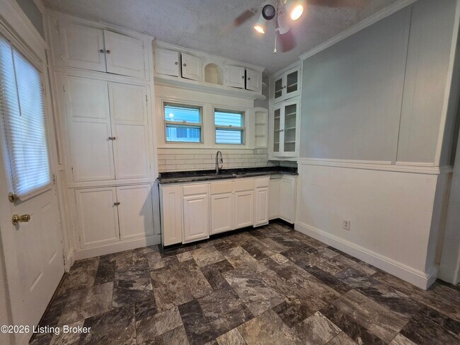 Building Photo - 321 S 39th St