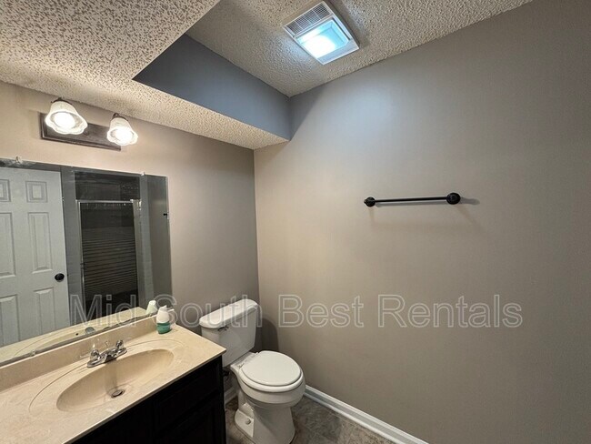 Building Photo - 125 Almond Cove