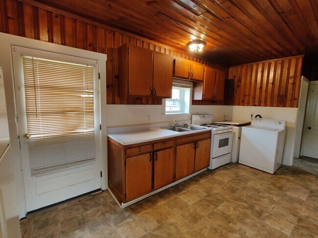 Building Photo - 402 E Walnut St