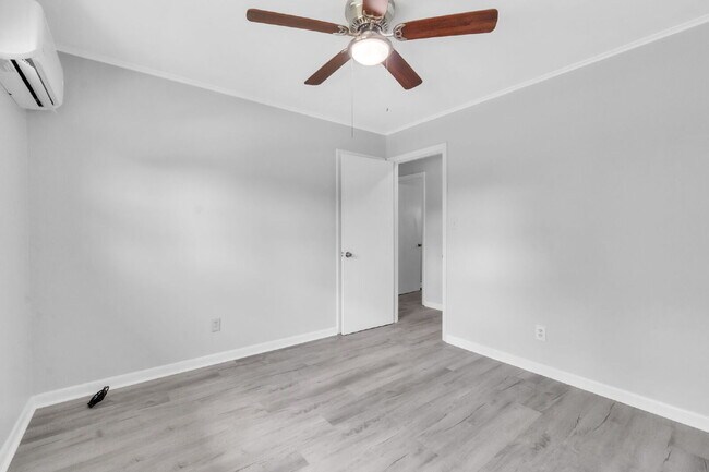Building Photo - Newly renovated 2 BR / 1 BA Duplex in hear...