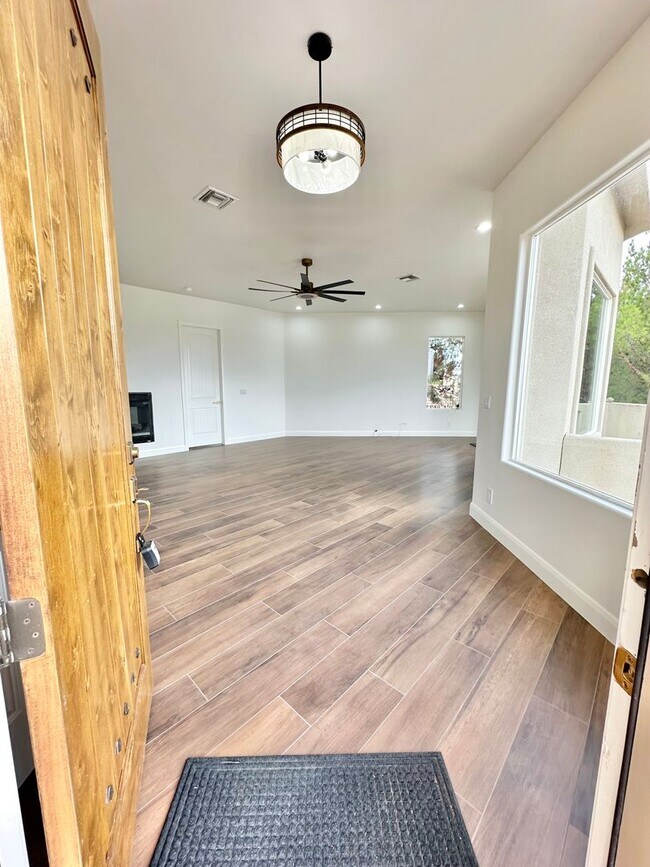 Building Photo - Beautiful 3-bed 2 bath Home! VIEWS VIEWS V...