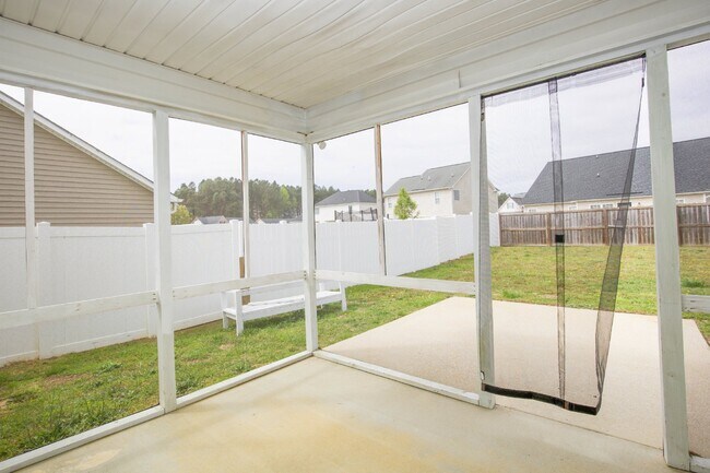 Building Photo - Charming 3 Bed, 2 Bath Rental Home in Raeford, NC - Don't Miss Out!