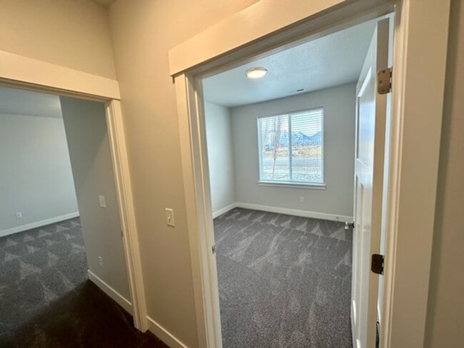 Building Photo - Bright 3 bed Condo with Pool, HOA, and Great Amenities!!