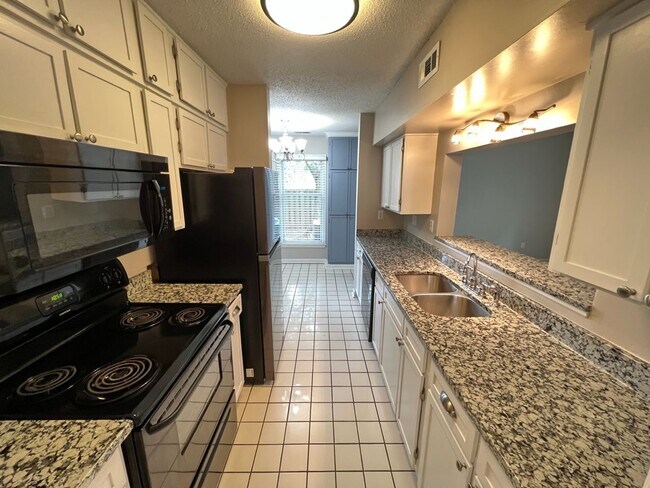 Building Photo - Adorable 3 Bedroom Townhouse w/ 1st Floor ...