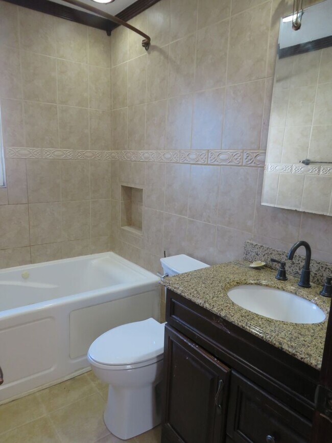 Building Photo - Colonial Heights