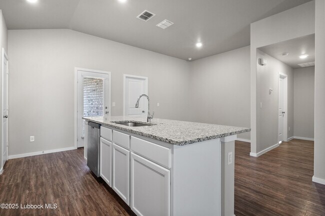 Building Photo - 2031 Kenwood Ave