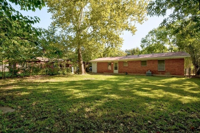 Building Photo - 4704 S Forest Dr