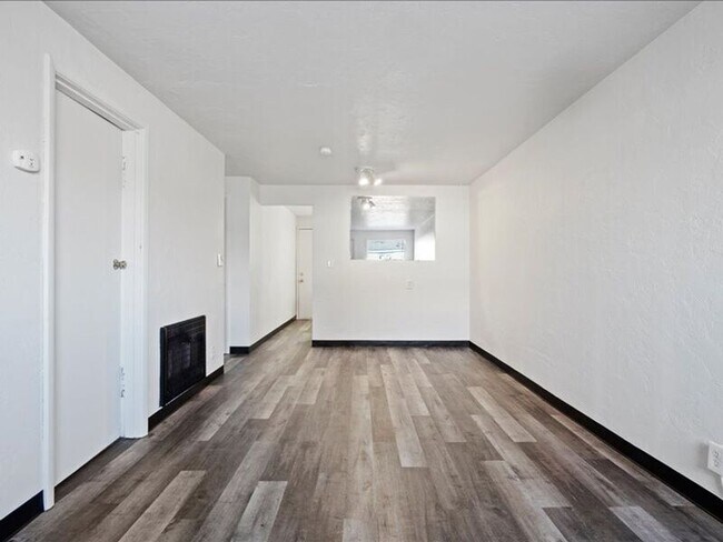 Building Photo - 928 W Ruby St
