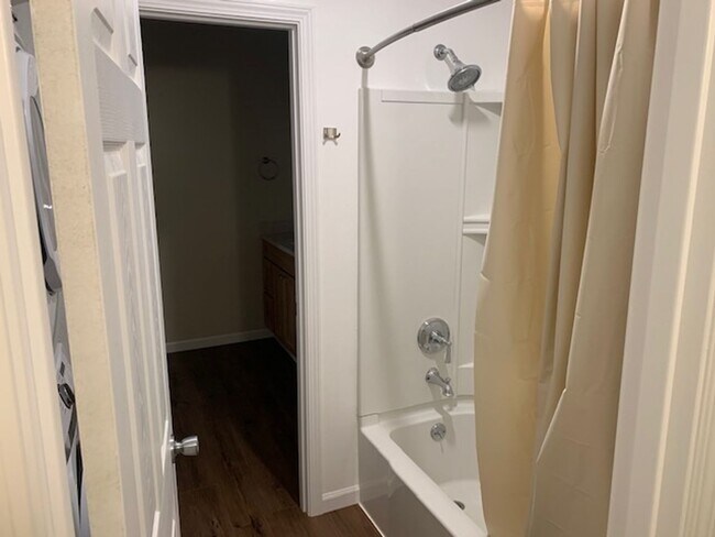 Building Photo - Large Completely Renovated Luxury Condo For Rent at 1664 Brownstone Blvd, Toledo Oh 43614