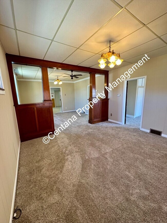Building Photo - Huge 3 bedroom house with 2 bonus rooms an...