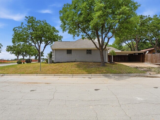 Building Photo - 2121 Canton Dr