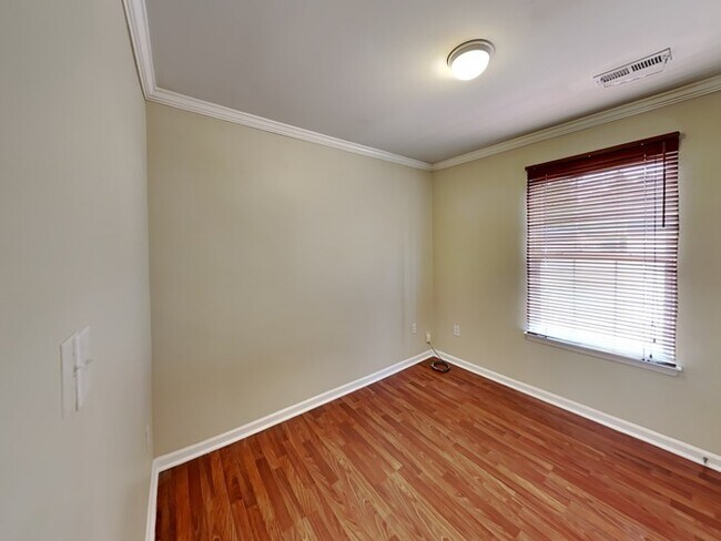 Building Photo - 3BD / 2 BA