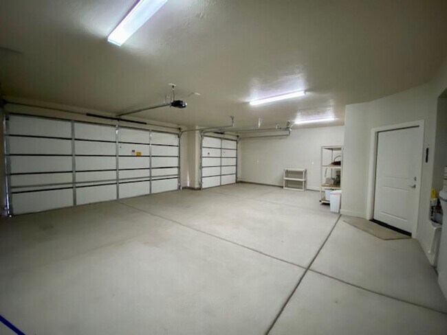 Building Photo - SPACIOUS HOME FOR RENT!