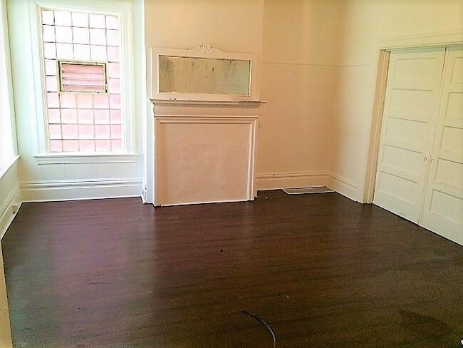 Building Photo - 156 Robinson St