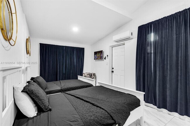 Building Photo - 695 NE 160th St