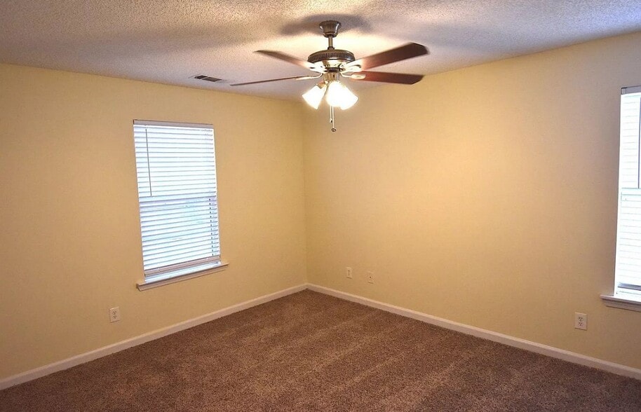 Building Photo - 1323 N Hampton Dr