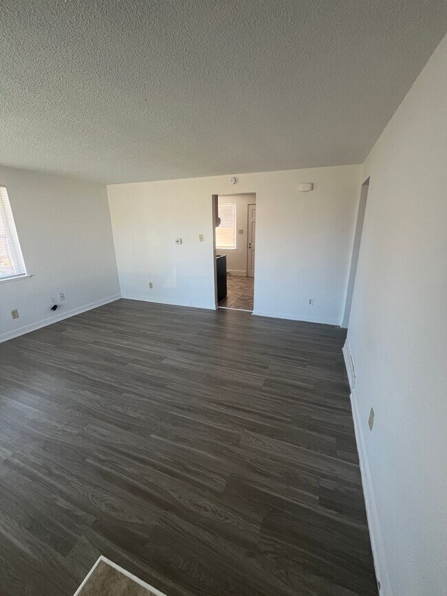 Building Photo - Great 2-Bedroom 1 Bathroom in Lakewood!