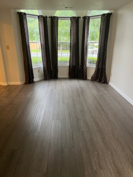 Building Photo - 2633 Pender Dr