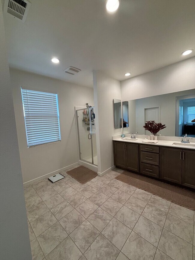 Building Photo - Beautiful Town-Home Bedford Community!