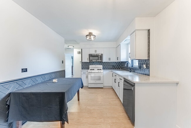 Building Photo - 5936 W 97th St
