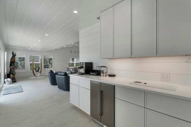 Building Photo - 2443 E Edgewater Dr