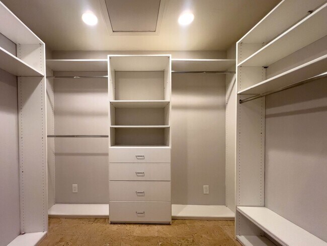 Building Photo - 15424 Camarillo St