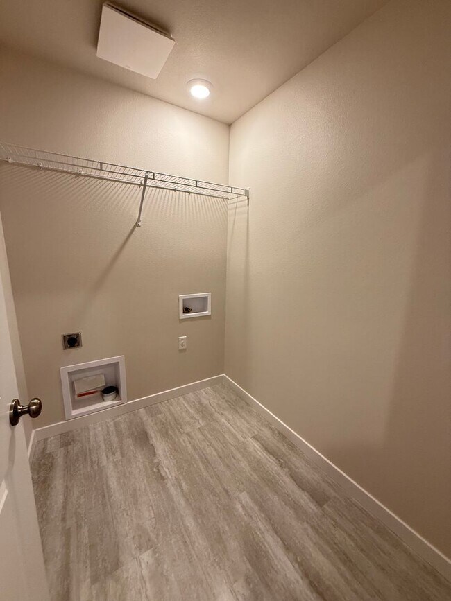 Building Photo - Brand New Stunning 5 Bed/3 Bath Home - Steven's Ranch