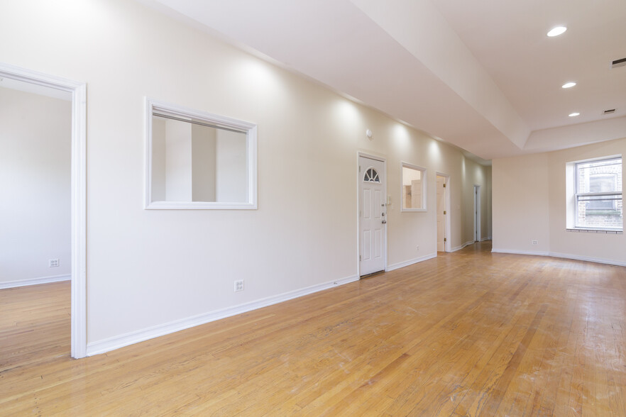Building Photo - 4754 N Lincoln Ave