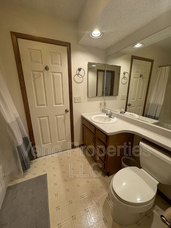 Building Photo - 5213 Forest Point Dr S
