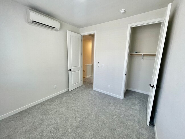 Building Photo - Live in Style! 2BD/2.5B High-End Townhouse...