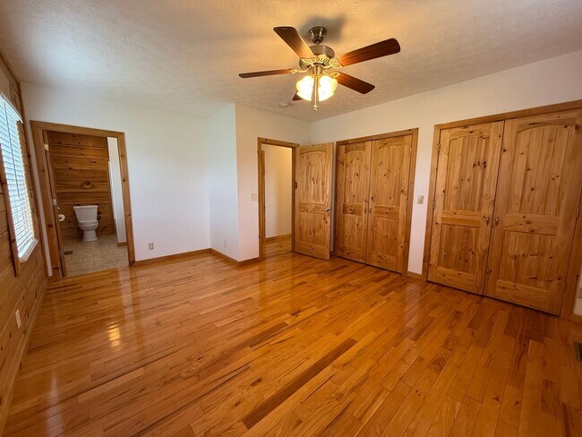 Building Photo - 1404 Maple Ln