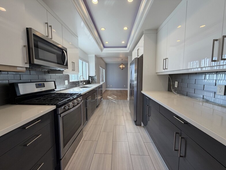 Building Photo - 1247 Barry Ave