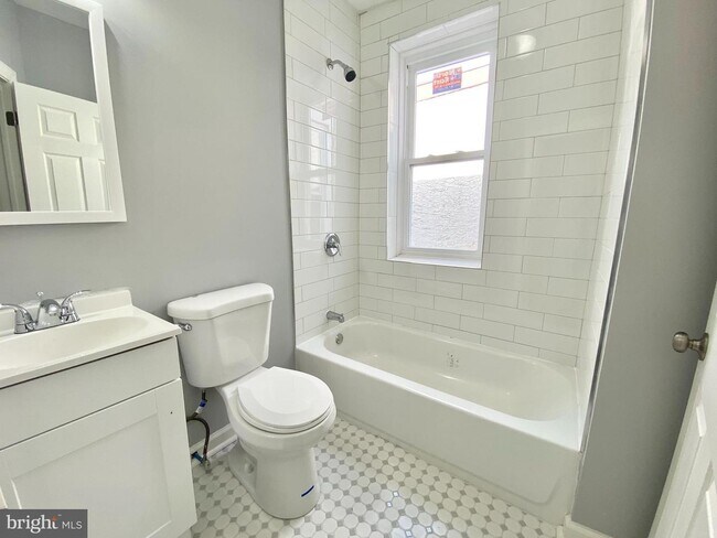 Building Photo - 2134 E Birch St