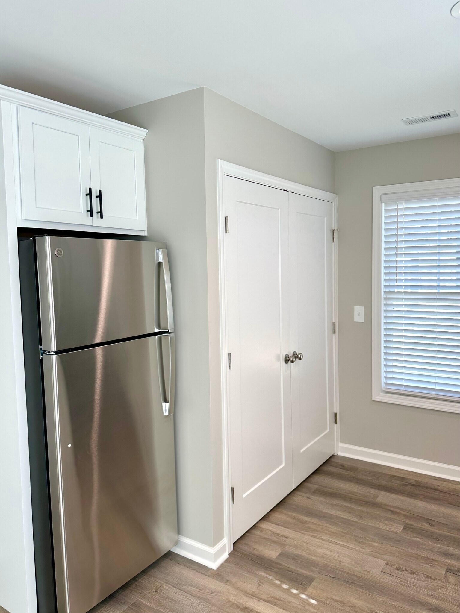 SS fridge, double door laundry area - 2217 Kenwood Blvd SE