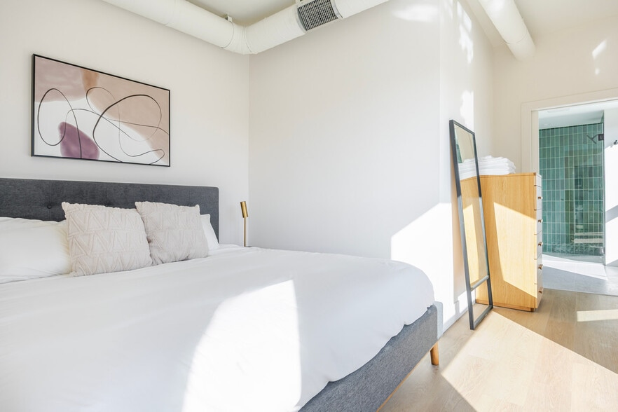 Building Photo - 611 N Virgil Ave