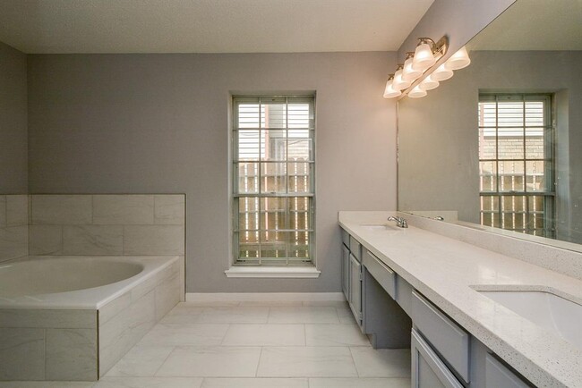 Building Photo - 10302 Tablerock Dr